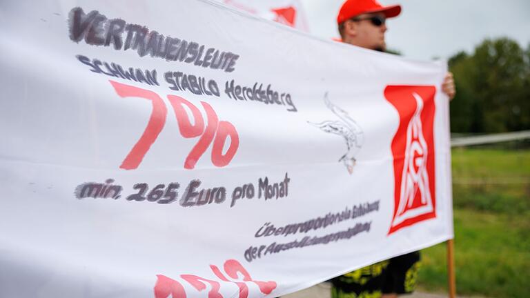 IG Metall-Warnstreik in der Schreibwaren-Industrie       -  Die Beschäftigten sind mit dem Angebot der Arbeitgeber nicht einverstanden.
