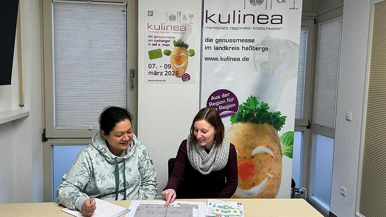 Zwei Mitarbeiterinnen des Organisationsteams, Catharine Büttner und Sonja Gerstenkorn, stimmen sich über den Messeplan für die kommende Kulinea ab.