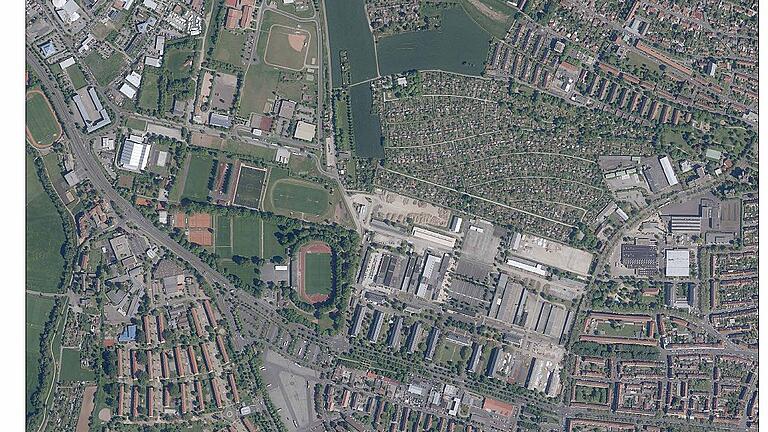 Im nördlichen Teil der Ledward-Kasernen (rechts neben dem Willy-Sachs-Stadion (Bildmitte) zwischen der neuen Carus-Allee und der Kleingartenanlage Alte Warte sowie einem Teil von Yorktown findet 2026 die Landesgartenschau Schweinfurt statt. Luftbild: Stadt Schweinfurt Im nördlichen Teil der Ledward-Kasernen (rechts neben dem Willy-Sachs-Stadion (Bildmitte) zwischen der neuen Carus-Allee und der Kleingartenanlage Alte Warte sowie einem Teil von Yorktown findet 2026 die Landesgartenschau Schweinfurt statt. Luftbild: Stadt Schweinfurt