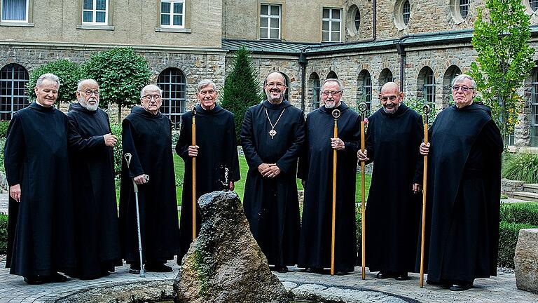 Bruder Edmar Greif, Pater Rhabanus Erbacher, Bruder Benno Gräßer, Bruder Andreas Kurzendorfer, Abt Michael Reepen, Bruder Alfred Engert, Bruder Andreas Adolf, Bruder Tobias Dammert (von links) feierten ihren 50. Und 60. Professtag.