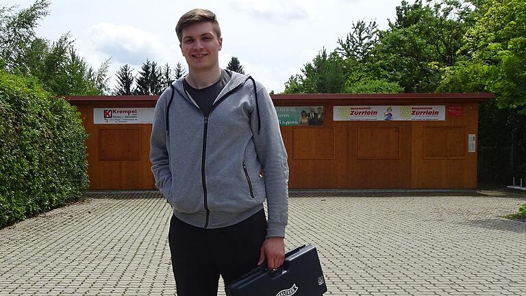 Tobias Meyer vor dem Schützenhaus: Der 26-Jährige hat seine Pistole immer fest im Griff. Tobias Meyer vor dem Schützenhaus: Der 26-Jährige hat seine Pistole immer fest im Griff.
