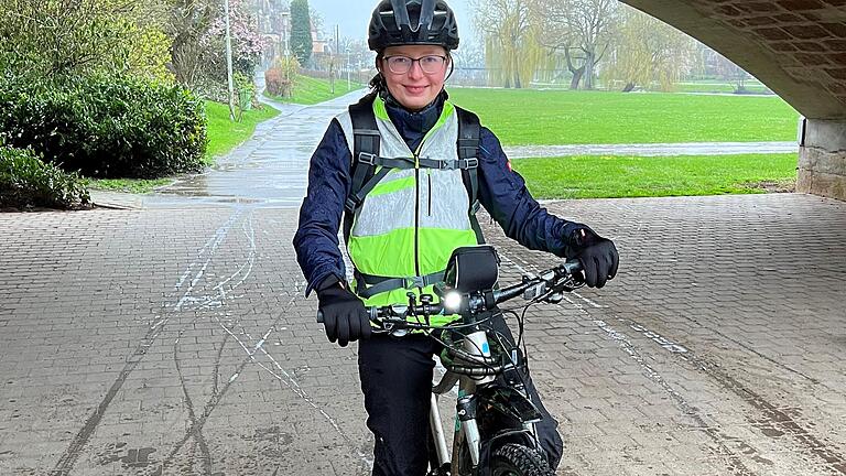Sophie Dittmar fährt nach Möglichkeit mit dem Rad zur Arbeit. Selbst Regenwetter kann sie nicht davon abhalten. - Sophie Dittmar fährt nach Möglichkeit mit dem Rad zur Arbeit. Selbst Regenwetter kann sie nicht davon abhalten. Sophie Dittmar fährt nach Möglichkeit mit dem Rad zur Arbeit. Selbst Regenwetter kann sie nicht davon abhalten. - Sophie Dittmar fährt nach Möglichkeit mit dem Rad zur Arbeit. Selbst Regenwetter kann sie nicht davon abhalten.