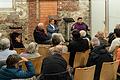 Interessierte Zuhörer in der ehemaligen Synagoge