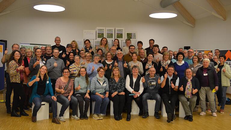 Viele Bürgerinnen und Bürger kamen zum ersten Dorfgespräch, das den offiziellen Auftakt zu dem Pilotprojekt 'Soziale Dorfentwicklung' in Dingolshausen bildete. Viele Bürgerinnen und Bürger kamen zum ersten Dorfgespräch, das den offiziellen Auftakt zu dem Pilotprojekt 'Soziale Dorfentwicklung' in Dingolshausen bildete. 