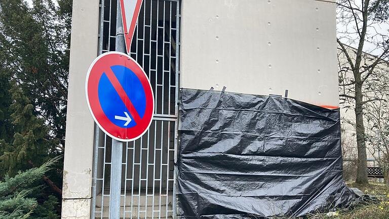 Mit einem ausländerfeindlichen Spruch in derbster sexistischer Fäkalsprache wurde der Kirchturm der katholischen Kirche 'Zur Heiligen Familie' in der Karlstadter Siedlung in der Nacht vom Freitag zum Samstag beschmiert. Ministranten verdeckten den Spruch am Samstag mit einer Plane. Mit einem ausländerfeindlichen Spruch in derbster sexistischer Fäkalsprache wurde der Kirchturm der katholischen Kirche 'Zur Heiligen Familie' in der Karlstadter Siedlung in der Nacht vom Freitag zum Samstag beschmiert. Ministranten verdeckten den Spruch am Samstag mit einer Plane.