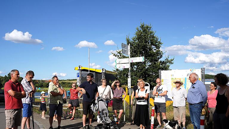 Wipfeld hat Charme - das soll durch die Anpassung der Gestaltungssatzung auch weiter gewahrt werden. Das Foto zeigt Städteplanerin Sylvia Haines (Mitte), Wipfelds Zweiten Bürgermeister Jochen Schneider (ganz links) und viele Interessierte beim Ortsspaziergang durch Wipfeld mit Stopp am Fähranleger.