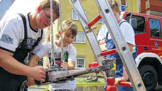 Millimeterarbeit: Beim Pappbecher-Greifen mit dem Spreizer war Fingerspitzengefühl gefragt.