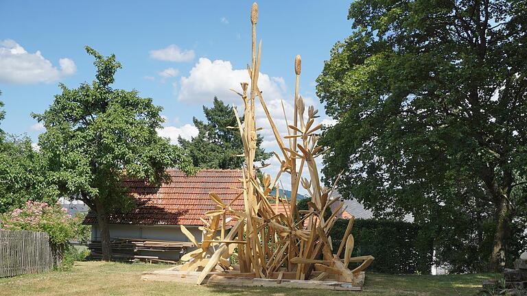 Ein überdimensionales Wiesenstück ist während des 'SymBiosiums' der Schüler der Staatlichen Berufsfachschule für Holzbildhauer entstanden. Bestaunt werden kann es auf dem Freigelände der Schule. Ein überdimensionales Wiesenstück ist während des 'SymBiosiums' der Schüler der Staatlichen Berufsfachschule für Holzbildhauer entstanden. Bestaunt werden kann es auf dem Freigelände der Schule.