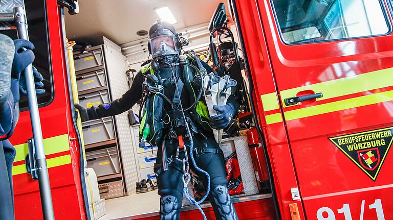 Die Berufsfeuerwehr Würzburg benutzt Vollgesichtsmasken als Schutz gegen Wasserverschmutzung. Die Berufsfeuerwehr Würzburg benutzt Vollgesichtsmasken als Schutz gegen Wasserverschmutzung.