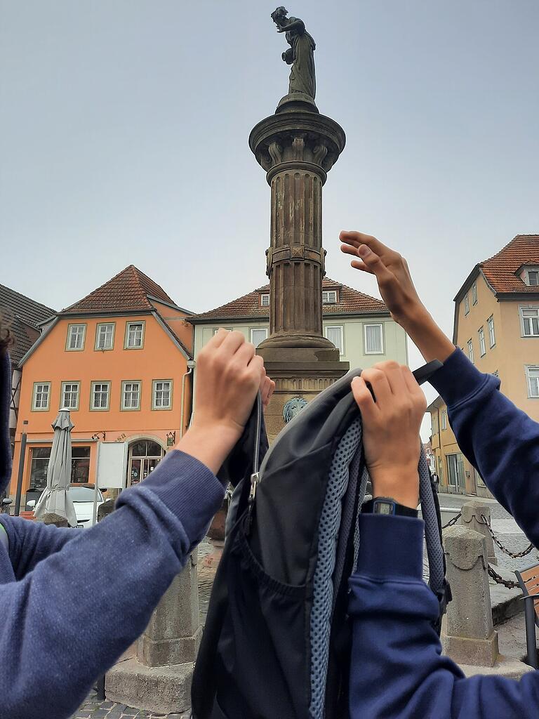 Eine der Aufgaben bestand darin, den Brunnen einzupacken. Eine der Aufgaben bestand darin, den Brunnen einzupacken.