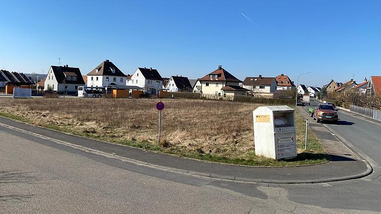 Die in Volkach geplanten Mehrfamilienhäuser zwischen Ringstraße, Rimbacher und Eichfelder Straße (Grundstück im Bild) sind erneut Thema im Stadtrat.