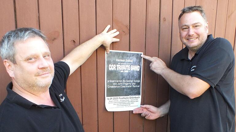 Die Linsenspitzer aus Erlenbach laden zur Musiknacht mit der CCR Tribute Band ein. Vorsitzender Thomas Schreck (rechts) und sein Stellvertreter Walter Heilig plakatieren für die Musikveranstaltung des sozial engagierten Vereins.