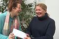 Dr. Stefanie Beck erhält von Silvia Dolata die Spende.