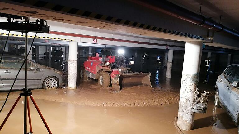 Vom Starkregen Anfang Juni war auch die Parkgarage am Main in Kitzingen betroffen. Mit schwerem Gerät machten sich Mitarbeiter der Stadt ans Aufräumen. Vom Starkregen Anfang Juni war auch die Parkgarage am Main in Kitzingen betroffen. Mit schwerem Gerät machten sich Mitarbeiter der Stadt ans Aufräumen.