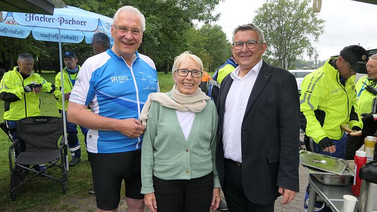 Bürgermeister Jörg Kümmel begrüßte zusammen mit der Dritten Bürgermeisterin Gabriele Braun den bayerischen Innenminister Joachim Hermann in Sand. Bürgermeister Jörg Kümmel begrüßte zusammen mit der Dritten Bürgermeisterin Gabriele Braun den bayerischen Innenminister Joachim Hermann in Sand.
