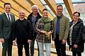 Im Bild (von links): Landrat Florian Töpper, Gesundheitsamtsleiter Matthias Gehrig sowie vom Passionsspielverein Klaus Büttner, Friseurmeisterin Ina Grätz-Seufert, Dirk Schwenzer, Elisabeth Trott und zweite Bürgermeisterin Sorya Lippert.