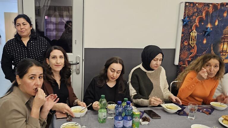 Diese Frauen haben das Essen für den Abend im Ditib-Gemeindezentrum zubereitet. Nach der Linsensuppe gibt es eine große Auswahl an verschiedenen türkischen Spezialitäten. Diese Frauen haben das Essen für den Abend im Ditib-Gemeindezentrum zubereitet. Nach der Linsensuppe gibt es eine große Auswahl an verschiedenen türkischen Spezialitäten.
