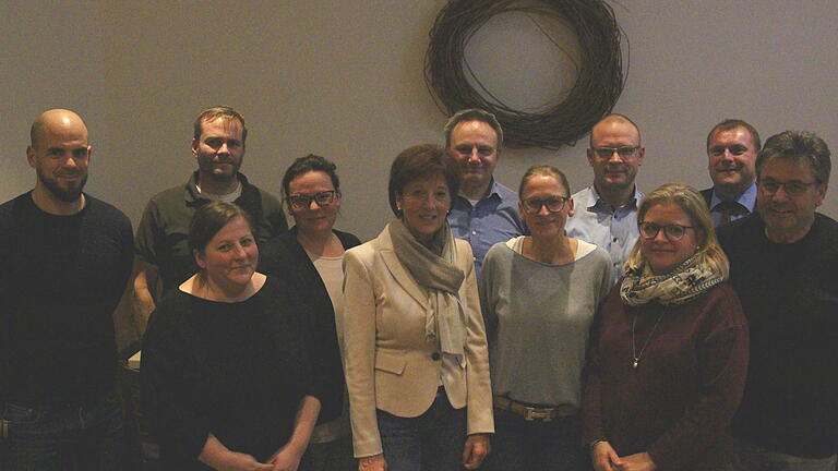 Die Gründungsmitglieder vom Vereine 'Hilfe für Kinder e.V.' mit der ersten Vorsitzenden Eva Hümpfner (vorne, Dritte von rechts) und ihrer Stellvertreterin Petra Schug (links daneben). Die Gründungsmitglieder vom Vereine 'Hilfe für Kinder e.V.' mit der ersten Vorsitzenden Eva Hümpfner (vorne, Dritte von rechts) und ihrer Stellvertreterin Petra Schug (links daneben).
