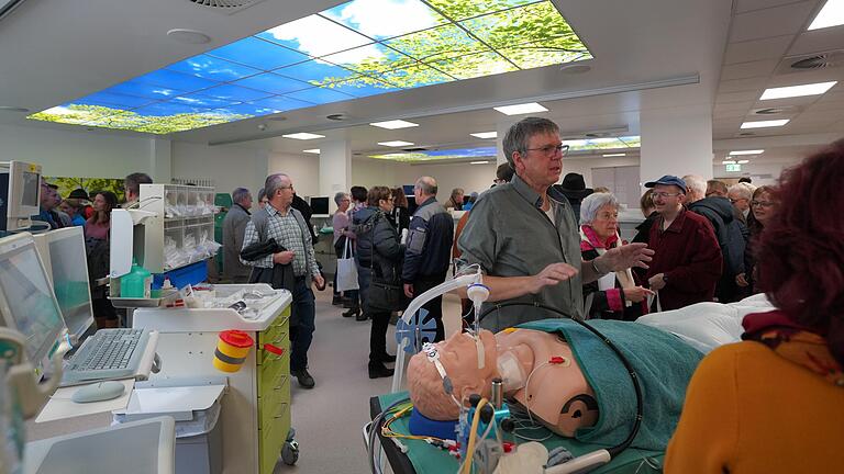 Mit dem neuen Campus in Bad Neustadt, unser Bild entstand bei der Eröffnung, sieht das Rhön-Klinikum das Campus-Konzept als Prototyp für eine zukunftsfähige Gesundheitsversorgung für Patienten im ländlichen Raum umgesetzt.