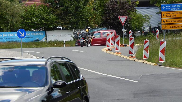 Die provisorische Fahrbahneinengung durch Absperrelemente (rechts) bei der Auffahrt von der Jahnstraße auf die B 26 war ein Erfolg. In einem Jahr gab es nur einen Unfall. Die provisorische Fahrbahneinengung durch Absperrelemente (rechts) bei der Auffahrt von der Jahnstraße auf die B 26 war ein Erfolg. In einem Jahr gab es nur einen Unfall.