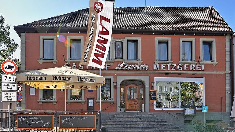 Das Gasthof Lamm am Marktplatz in Geiselwind ist ein Traditionsbetrieb mit Metzgerei und Hotel. Das Gasthof Lamm am Marktplatz in Geiselwind ist ein Traditionsbetrieb mit Metzgerei und Hotel.