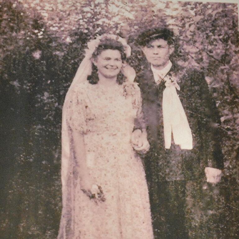 Etwas unscharf, aber das ist das einzige Hochzeitsfoto von 1946, von Klementine und Johann Wiest. Etwas unscharf, aber das ist das einzige Hochzeitsfoto von 1946, von Klementine und Johann Wiest.