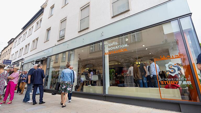 Mit der bewusst transparenten Gestaltung mittels großer Glasfronten soll das junge, studentische Leben im StudyFAB aan der Ecke Keßlergasse/Marktplatz künftig sichtbar werden.