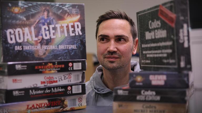 Der Erfinder und seine Spiele: Stefan Königs neuestes Brettspiel heißt „Goal Getter“ – und dabei dreht sich alles um den Fußball. - Der Erfinder und seine Spiele: Stefan Königs neuestes Brettspiel heißt „Goal Getter“ – und dabei dreht sich alles um den Fußball. Der Erfinder und seine Spiele: Stefan Königs neuestes Brettspiel heißt „Goal Getter“ – und dabei dreht sich alles um den Fußball. - Der Erfinder und seine Spiele: Stefan Königs neuestes Brettspiel heißt „Goal Getter“ – und dabei dreht sich alles um den Fußball.