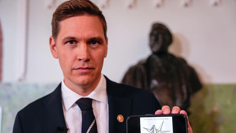 Friedensnobelpreis - Bekanntgabe - Der Vorsitzende des Nobelkomitees, Jørgen Watne Frydnes, zeigt das Logo der Gewinner-Organisation: eine stilisierte Friedenstaube. Friedensnobelpreis - Bekanntgabe - Der Vorsitzende des Nobelkomitees, Jørgen Watne Frydnes, zeigt das Logo der Gewinner-Organisation: eine stilisierte Friedenstaube.