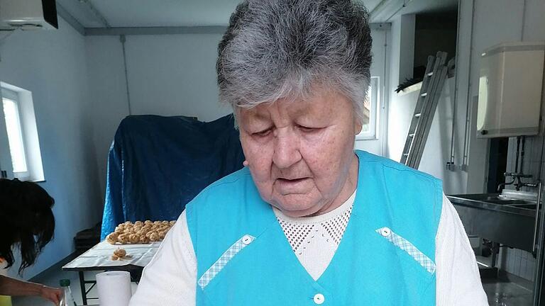 Christa Albert ist mit von der Partie beim Backen der süßen Schneeballen für den Herchsheimer Spinnrädlesmarkt. Christa Albert ist mit von der Partie beim Backen der süßen Schneeballen für den Herchsheimer Spinnrädlesmarkt.