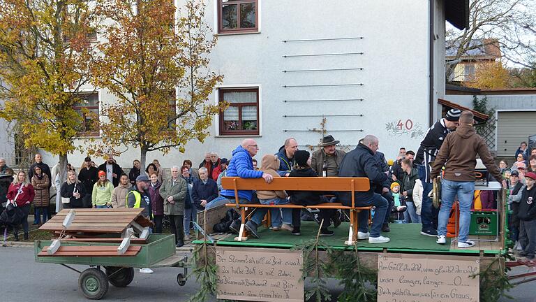 Der Stammtisch 'Die zum Wirt geh'n' hatte mit einem Wagen zum Gelingen der diesjährigen Kirchweih beigetragen. Der Stammtisch 'Die zum Wirt geh'n' hatte mit einem Wagen zum Gelingen der diesjährigen Kirchweih beigetragen.