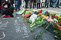 Anschläge in Brüssel       -  Passanten legen am 22. März vor der Börse am Place de la Bourse in Brüssel Kerzen und Blumen nieder.