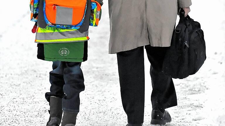 Mann und Schulkind im Schnee - Schüler, die wegen des Wintereinbruchs im Moment nicht nach Hause können, werden im Sinngrund zurzeit an den Schulen betreut. Mann und Schulkind im Schnee - Schüler, die wegen des Wintereinbruchs im Moment nicht nach Hause können, werden im Sinngrund zurzeit an den Schulen betreut.