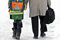 Mann und Schulkind im Schnee       -  Schüler, die wegen des Wintereinbruchs im Moment nicht nach Hause können, werden im Sinngrund zurzeit an den Schulen betreut.