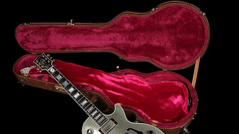 Oasis-Sammlerstücke kommen bei Auktion unter Hammer - Die Gitarre mit dem wohlklingenden Namen Silver Sparkle Gibson Les Paul Florentine E-Gitarre soll Noel einst als „beste Gitarre der Welt” bezeichnet haben. Oasis-Sammlerstücke kommen bei Auktion unter Hammer - Die Gitarre mit dem wohlklingenden Namen Silver Sparkle Gibson Les Paul Florentine E-Gitarre soll Noel einst als „beste Gitarre der Welt” bezeichnet haben.