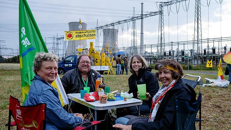 In der Nacht auf den 28. Juni 2015 wird das Atomkraftwerk Grafenrheinfeld endgültig abgeschaltet. Atomkraftgegner feiern das in einem Picknick.