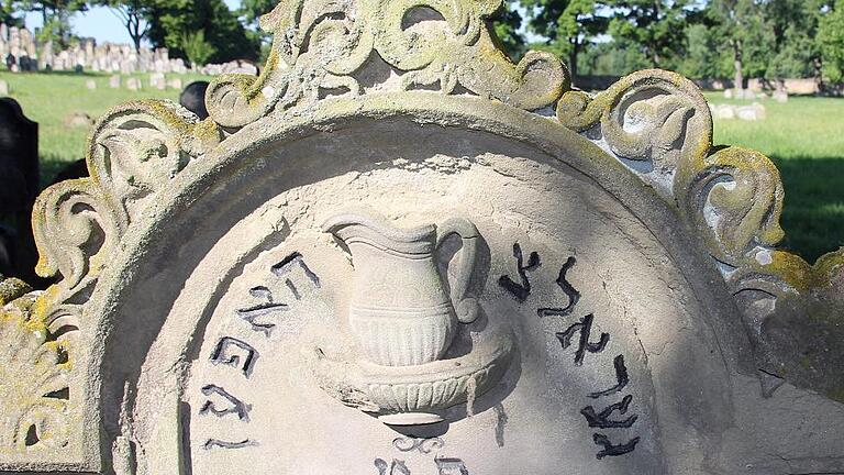 In den Jahren 1631 und 1632 wurde der Israelitische Friedhof in Gerolzhofen für Beerdigungen von Bewohnern aus der Stadt und dem näheren wie weiteren Umkreis errichtet. Das später erweiterte Gelände ist heute einen Hektar groß. In den Jahren 1631 und 1632 wurde der Israelitische Friedhof in Gerolzhofen für Beerdigungen von Bewohnern aus der Stadt und dem näheren wie weiteren Umkreis errichtet. Das später erweiterte Gelände ist heute einen Hektar groß.