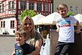 Familie Schwarzmann lebt in der Karlstadter Altstadt: Sabrina Schwarzmann mit ihren Söhnen Jan (2) und Ben (7).