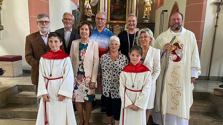 Sie feierten beim Kirchweihfest das Fest ihrer Jubelkommunion. Im Bild mit Pfarrer Andreas Heck (rechts) und Ministranten: Eberhard Mayer (von links), Ministrant Max Barth, Kilian Hartmann, Anneliese Lutz, Dieter Mahr, Silvia Fischer, Pfarrgemeinderätin Claudia Feuchter, Ministrantin Marie Heurich und Sylvia Werner