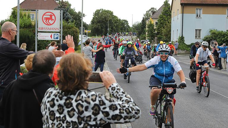 Per Handschlag und mit Beifall und gezückten Handys begrüßten die Gerolzhöfer am Freitag die BR-Radltour. Rund 1000 Radfahrer durchfuhren das Stadtgebiet kurz nach halb zwölf, allerdings auf einer anderen Route als geplant. Per Handschlag und mit Beifall und gezückten Handys begrüßten die Gerolzhöfer am Freitag die BR-Radltour. Rund 1000 Radfahrer durchfuhren das Stadtgebiet kurz nach halb zwölf, allerdings auf einer anderen Route als geplant.