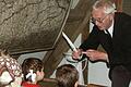 Der gestrenge Dorfschulmeister war eine Paraderolle von Rudolf Mauder im Heimatmuseum Salzhaus in Mellrichstadt. Dort ließ er Geschichte lebendig werden und zeigte, wie früher mit Gänsefedern geschrieben wurde.