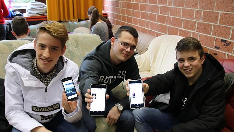 Die Bad Brückenauer Gymnasiasten Vincenz Schaab (von links), Niklas Streit und Jannik Müller können bereits ganz offiziell im Kollegstufenraum einen der drei WLAN-Zugänge der Schule nutzen.Ralf Ruppert       -  Die Bad Brückenauer Gymnasiasten Vincenz Schaab (von links), Niklas Streit und Jannik Müller können bereits ganz offiziell im Kollegstufenraum einen der drei WLAN-Zugänge der Schule nutzen.Ralf Ruppert
