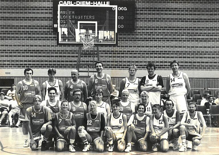 Begegnung in der Halle: Dirk Nowitzki (vorne links) begegnete bei einem Prominenten-Basketballspiel Anfang der 90er Jahre Redakteur Karl-Georg Rötter (vorne, Zweiter von rechts).