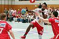 Gary Hines vom HSC Bad Neustadt vor der Kirchzeller Abwehr