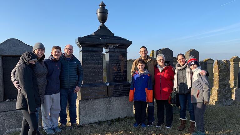 Nachfahren der Weinhändler Gerst im November 2018 auf dem jüdischen Friedhof Rödelsee. Nachfahren der Weinhändler Gerst im November 2018 auf dem jüdischen Friedhof Rödelsee.