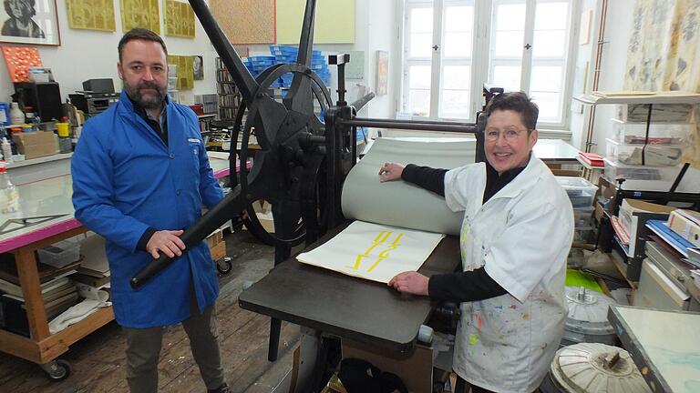 Eine Druckserie zum 100. Geburtstag der Österreichischen Verfassung wurde auf einer 250 Jahre alten Tiefdruckpresse von Andreas Volleritsch (links) und Linda Schwarz (rechts) im Homburger Schloss erstellt. Eine Druckserie zum 100. Geburtstag der Österreichischen Verfassung wurde auf einer 250 Jahre alten Tiefdruckpresse von Andreas Volleritsch (links) und Linda Schwarz (rechts) im Homburger Schloss erstellt.