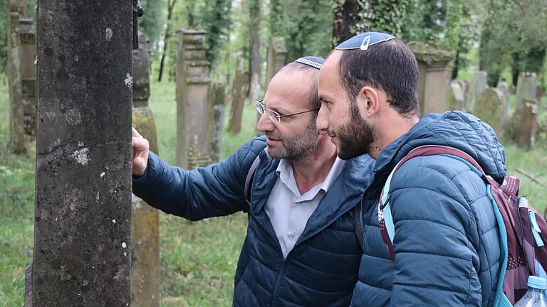 Eli Reif und sein Sohn Gilad studieren die Inschrift auf den Grabsteinen seiner Ur-Ur-Großeltern. Eli Reif und sein Sohn Gilad studieren die Inschrift auf den Grabsteinen seiner Ur-Ur-Großeltern.
