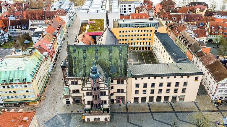Wie geht's weiter mit den Großprojekten? Was kann sich Schweinfurt noch leisten und was nicht? Im Rathaus arbeiten Oberbürgermeister und Referenten an Vorschlägen, die mit dem Stadtrat bei den Haushaltsberatungen im November besprochen werden sollen. Wie geht's weiter mit den Großprojekten? Was kann sich Schweinfurt noch leisten und was nicht? Im Rathaus arbeiten Oberbürgermeister und Referenten an Vorschlägen, die mit dem Stadtrat bei den Haushaltsberatungen im November besprochen werden sollen.