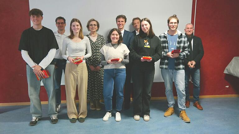 Siebold-Gymnasium: W-Seminarwettbewerb - Jury des RCWS und Preisträgerinnen/Preisträger.