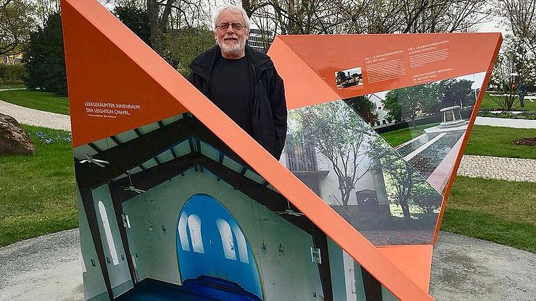Der Würzburger Historiker Roland Flade vor einer Info-Stele auf dem Hubland-Areal zur Leighton Chapel und dem Victory Park. Sie können auch nach dem Ende der Landesgartenschau besucht werden.